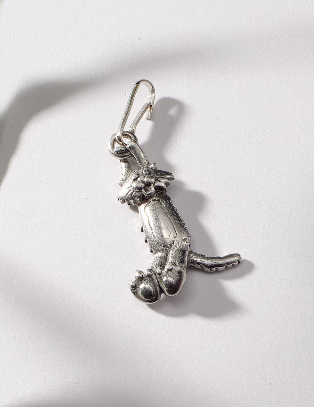 zipper-pull-large-hanging-cat